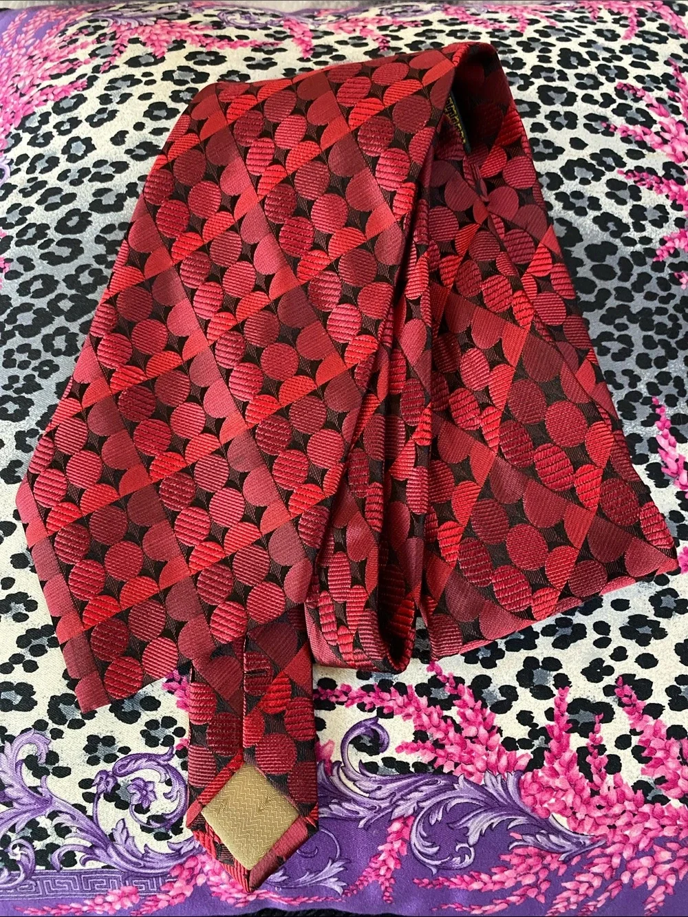 💯 Silk Hand Made Luxurious Red Black Subtle Shimmer Textured Tie